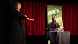 Die Festival-Eröffnung wurde in Gebärdensprache live vor Ort übersetzt.