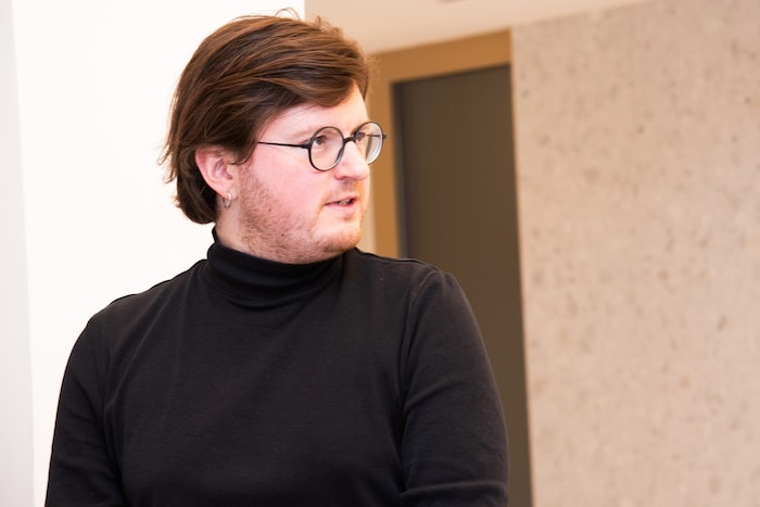 Thorben Meißner, Dramaturg des Landestheaters Niederösterreich, präsentiert Theater für Erwachsene genauso wie für Kinder. 