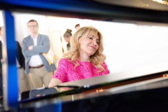 Kuratorin und Pianistin Donka Angatscheva spielt ein Stück von Chopin bei der Präsentation des neuen Programms. 