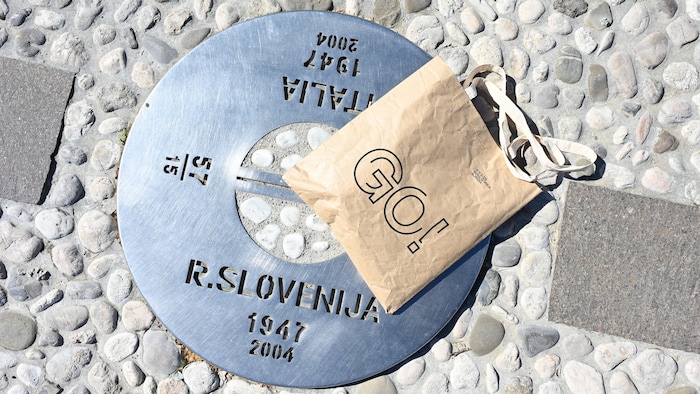 Am Bahnhofsvorplatz – genau zwischen Nova Gorica und Gorizia – erinnert eine Plakette an die ...