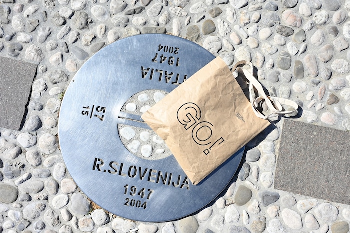 Am Bahnhofsvorplatz – genau zwischen Nova Gorica und Gorizia – erinnert eine Plakette an die Grenze zwischen Italien und Jugoslawien.