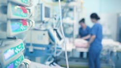 Symptome wie Fieber, Kopfschmerzen, Verhaltensänderungen und neurologische Störungen sind ...