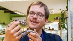 „Welt der Gifte“-Chef Nils Kley freut sich über seinen ungiftigen Neuzugang.
