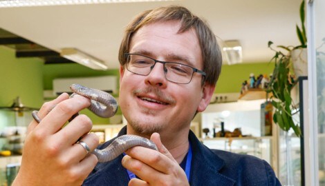 „Welt der Gifte“-Chef Nils Kley freut sich über seinen ungiftigen Neuzugang. (Bild: Markus Tschepp)