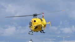 Ein Notarzthubschrauber (Symbolbild) flog den Verletzten ins Krankenhaus. (Bild: P. Huber)
