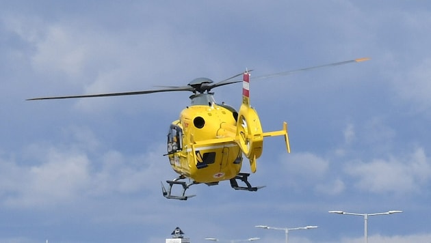 Ein Notarzthubschrauber (Symbolbild) flog den Verletzten ins Krankenhaus.