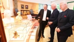 Landeshauptmann Hans Peter Doskozil mit den Hausherren Eduard und Johannes Kutrowatz.