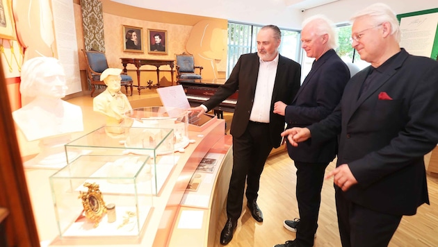 Landeshauptmann Hans Peter Doskozil mit den Hausherren Eduard und Johannes Kutrowatz. 