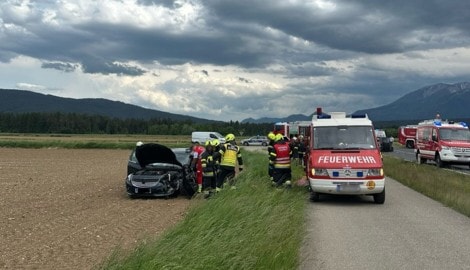 Das Auto der 45-Jährigen wurde in den Acker geschleudert. (Bild: FF Rinkenberg)