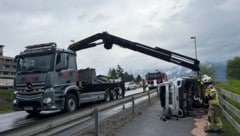 Der demolierte Pkw landete auf dem Geh- und Fahrweg. (Bild: ZOOM Tirol)