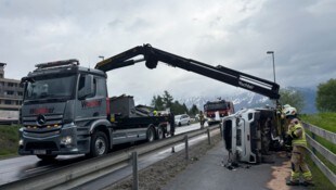 Der demolierte Pkw landete auf dem Geh- und Fahrweg.