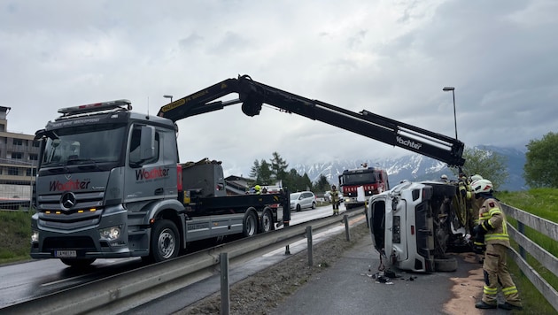 Der demolierte Pkw landete auf dem Geh- und Fahrweg.
