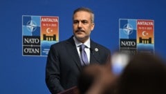 Der türkische Außenminister Hakan Fidan kündigte trilaterale Gespräche zwischen Russland, der Ukraine und der Türkei sowie zwischen den USA, der Ukraine und der Türkei an. (Bild: AFP/OZAN KOSE)