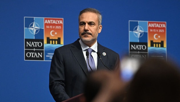 Der türkische Außenminister Hakan Fidan kündigte trilaterale Gespräche zwischen Russland, der Ukraine und der Türkei sowie zwischen den USA, der Ukraine und der Türkei an.