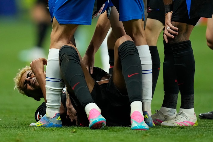 Cabrera sah nach einem Foul an Yamal Rot.