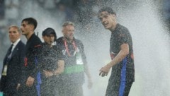 Beim Stadtrivalen hatten nicht alle Verständnis, dass die Barca-Kicker ihren Titel vor Ort und ...