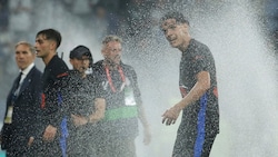 Beim Stadtrivalen hatten nicht alle Verständnis, dass die Barca-Kicker ihren Titel vor Ort und Stelle feierten.  (Bild: AP/ASSOCIATED PRESS)