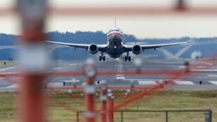 Etwa zwei Minuten lang konnten die Pilotinnen und Piloten nicht mit den Lotsinnen und Lotsen ...