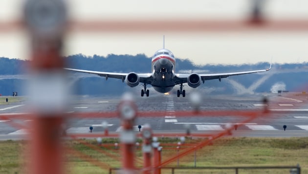 Etwa zwei Minuten lang konnten die Pilotinnen und Piloten nicht mit den Lotsinnen und Lotsen kommunizieren.