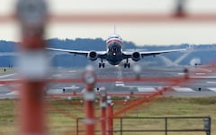 Etwa zwei Minuten lang konnten die Pilotinnen und Piloten nicht mit den Lotsinnen und Lotsen kommunizieren. (Bild: AFP/SAUL LOEB)