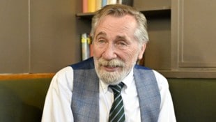 ORF-Moderator Peter Rapp findet am Wiener Zentralfriedhof seine letzte Ruhe.