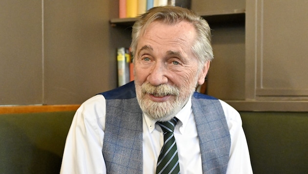 ORF-Moderator Peter Rapp findet am Wiener Zentralfriedhof seine letzte Ruhe.
