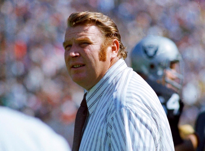 Der Trainer der Oakland Raiders, John Madden, während eines NFL-Footballspiels im Oktober 1978 an der Seitenlinie