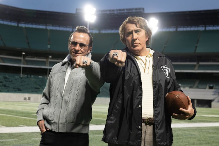 Christian Bale als Al Davis und Nicolas Cage als Johan Madden auf dem ersten von  Amazon MGM Studios veröffentlichten Foto. 