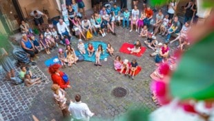 Die Drachenjagd verwandelt sich in eine Theaterbühne