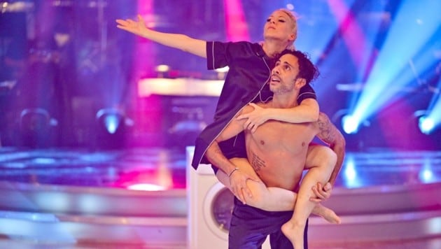 Simone Lugner und ihr Tanzpartner Danilo Campisi geben alles – auch das Hemd ... (Bild: ORF/Thomas Ramstorfer)