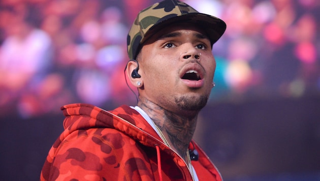 Chris Brown muss sich wegen eines Angriffs mit einer Flasche in Manchester vor Gericht verantworten.