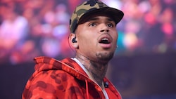 Chris Brown muss sich wegen eines Angriffs mit einer Flasche in Manchester vor Gericht verantworten. (Bild: APA/Photo by Scott Roth/Invision/AP, File)
