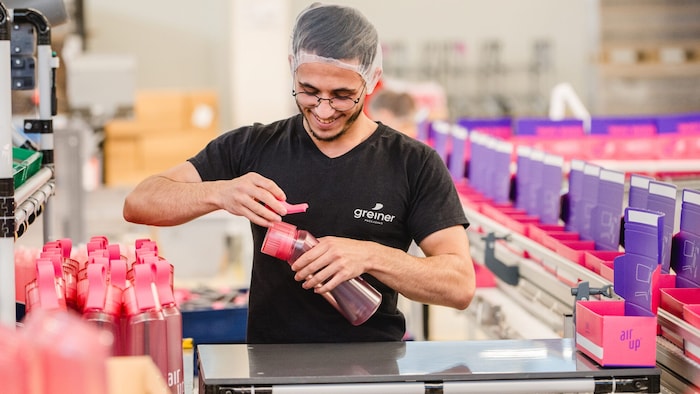 Bei Greiner Packaging werden auch die Flaschen der Marke „air up“ zusammengebaut.