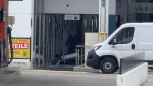 Maskierte jagten in Gmunden einen Bankomaten in die Luft. (Bild: Spitzbart Wolfgang)
