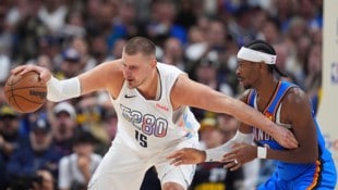 Nikola Jokic (l.) im Duell mit Shai Gilgeous-Alexander
