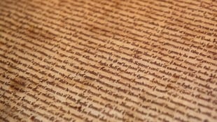 Die vermeintliche „Magna Carta“-Kopie (Bild) an der Harvard University ist tatsächlich ein Original. (Bild: APA/AFP/Leon Neal)