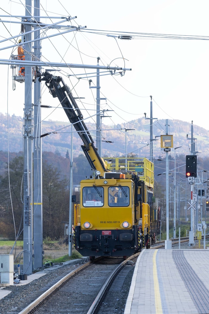 Bis zum Sommer soll die Montage der Oberleitungen für die S6 abgeschlossen sein.