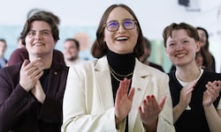 (v.l.) ÖH-Vorsitzende Nina Mathies (VSStÖ), Spitzenkandidatin Selina Wienerroither (VSStÖ) und ...