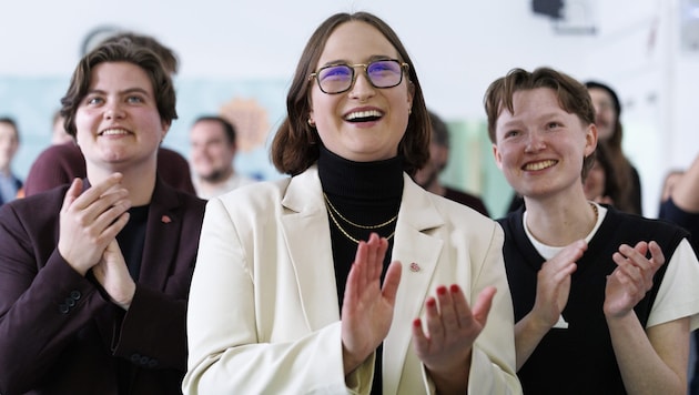 (v.l.) ÖH-Vorsitzende Nina Mathies (VSStÖ), Spitzenkandidatin Selina Wienerroither (VSStÖ) und Bundesvorsitzende Miriam Amann (VSStÖ)