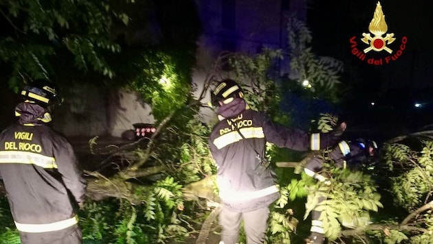 Der Zyklon Ines zieht nach Italien – solche Tropenstürme kommen dort fast nie vor. Die örtliche Feuerwehr in Palermo ist im Dauereinsatz (siehe Bild oben).
