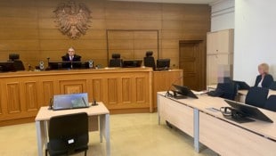Der Millionär kam mit Hut und Sonnenbrille ins Klagenfurter Landesgericht. Ob ihn auch ohne Accessoires gar so viele erkannt hätten, darf bezweifelt werden. (Bild: Wassermann Kerstin)