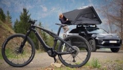„Radkrone“-Testfahrerin Monika ist vom Porsche E-Bike angetan, obwohl ihr der Porsche auf vier ...