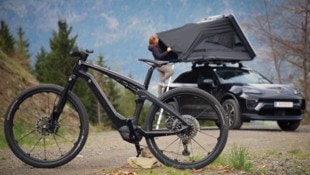 „Radkrone“-Testfahrerin Monika ist vom Porsche E-Bike angetan, obwohl ihr der Porsche auf vier ...