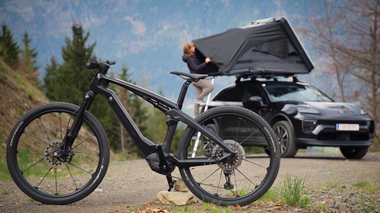„Radkrone“-Testfahrerin Monika ist vom Porsche E-Bike angetan, obwohl ihr der Porsche auf vier Rädern dann doch lieber ist. Wie das Porsche-E-Bike sorgt auch der elektrische Macan 4 mit Dachzeit für Staunen. 