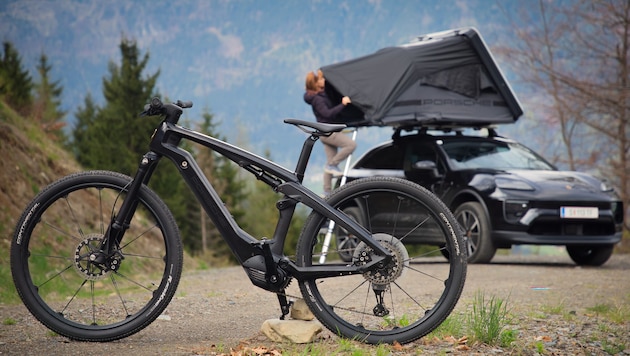 „Radkrone“-Testfahrerin Monika ist vom Porsche E-Bike angetan, obwohl ihr der Porsche auf vier Rädern dann doch lieber ist. Wie das Porsche-E-Bike sorgt auch der elektrische Macan 4 mit Dachzeit für Staunen. 