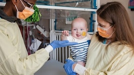 KJ Muldoon (Bildmitte) mit zwei seiner ihn behandelnden Mediziner (Bild: Children‘s Hospital of Philadelphia)