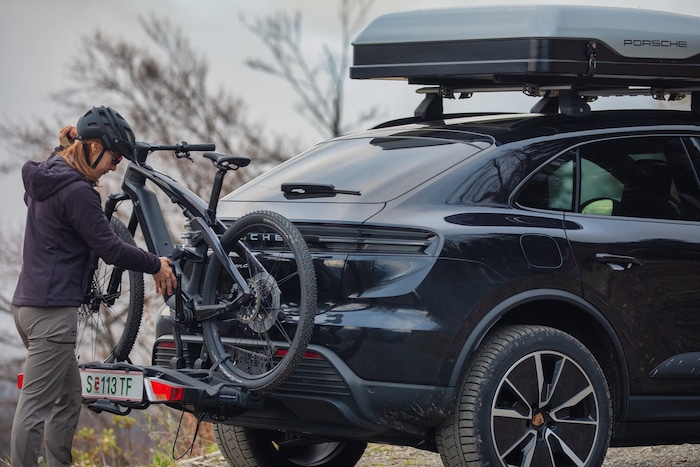 Das Porsche-E-Bike passt perfekt zum vollelektrischen Macan 4 mit Fahrradträger. 