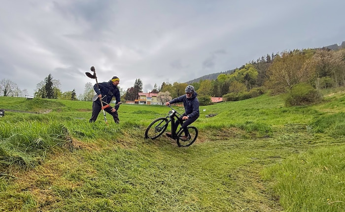 Frisch gemäht, nass und schmutzig. Die einfachen Trails im Zielbereich der Schöckl Trail Area meisterte das Porsche-E-Bike ohne Schwierigkeiten. Beim „Gedscho“-Trail war jedoch rasch klar: „Gednet“! 