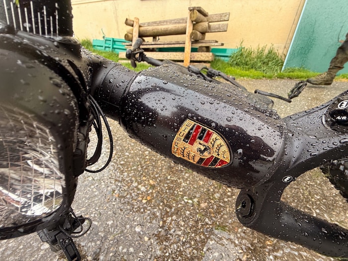Dennoch ein Hingucker: Das Porsche Wappen am Steuerrohr. 
