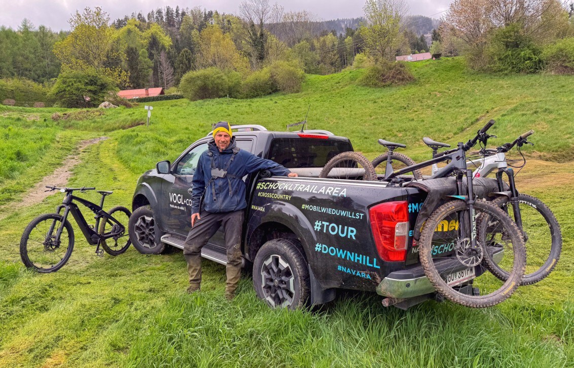 Ex-Bikeprofi Michi Gölles ist heute der Betriebsleiter der Schöckl Trail Area und pflegt die Singletrails und Lines.Der Schöckl gilt als „Grazer Hausberg“ und ist mit seiner Trail Area ein Highlight der österreichischen Mountainbike-Szene.